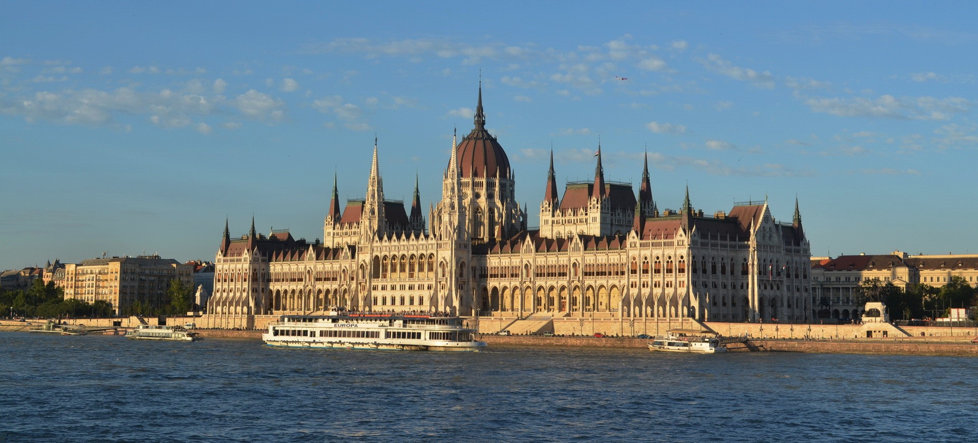Hongrie Budapest Le Parlement et le Danube by ZB