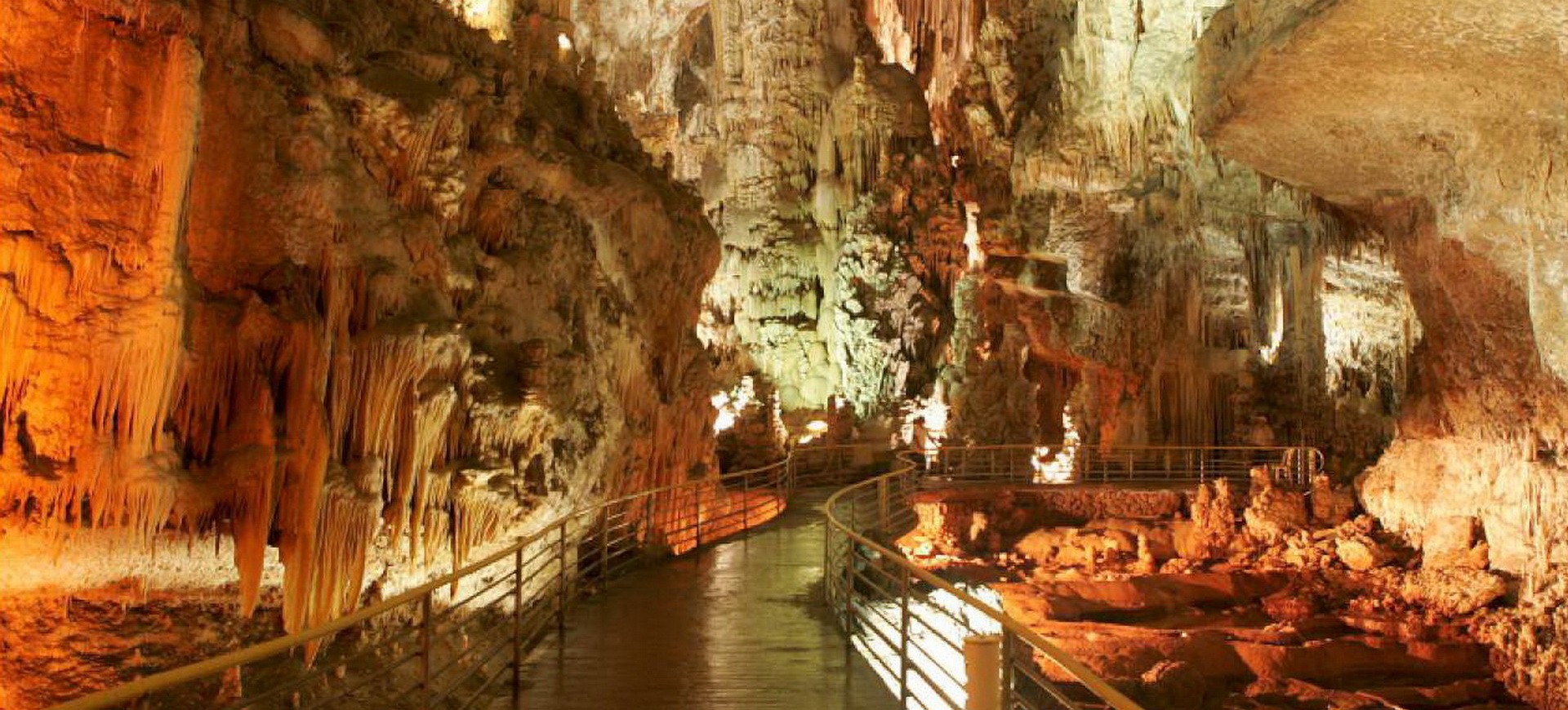 Les Grottes Staglatites et Staglalmites de Jeita
