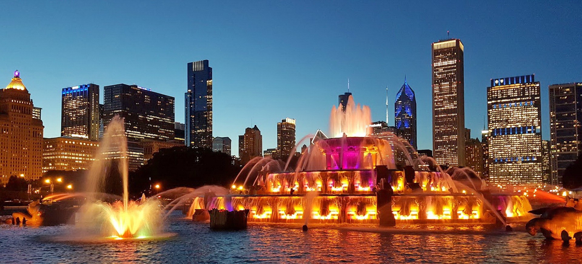Etats Unis Chicago Buckingham Fountain et les gratte-ciel