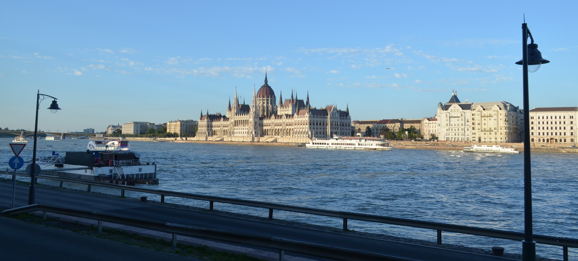 Hongrie Budapest Le Parlement et le Danube by ZB
