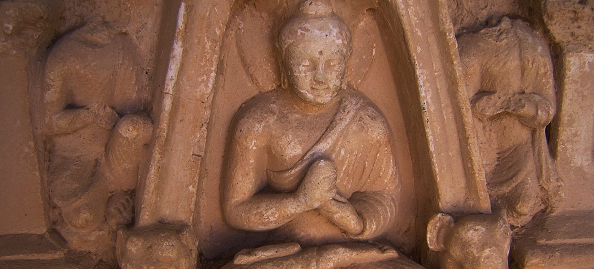 Mini statue de Bouddha dans le musée de Taxila