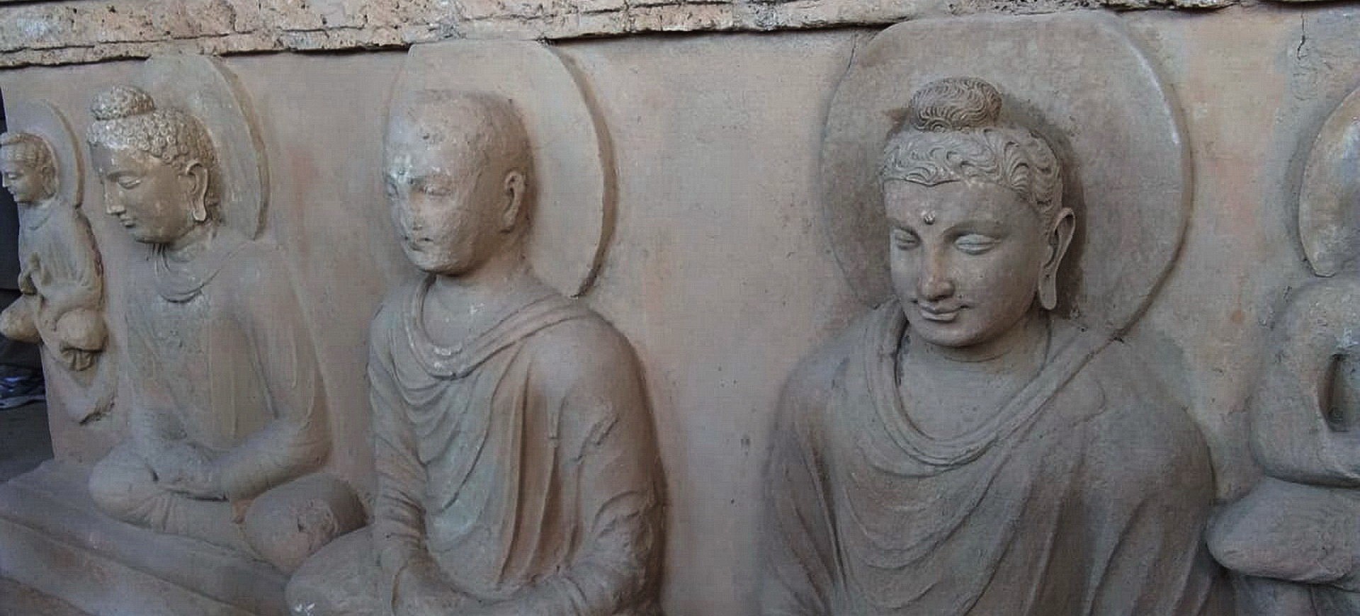 Statues de Bouddha sur un Stupa dans le monastère à Jaulian