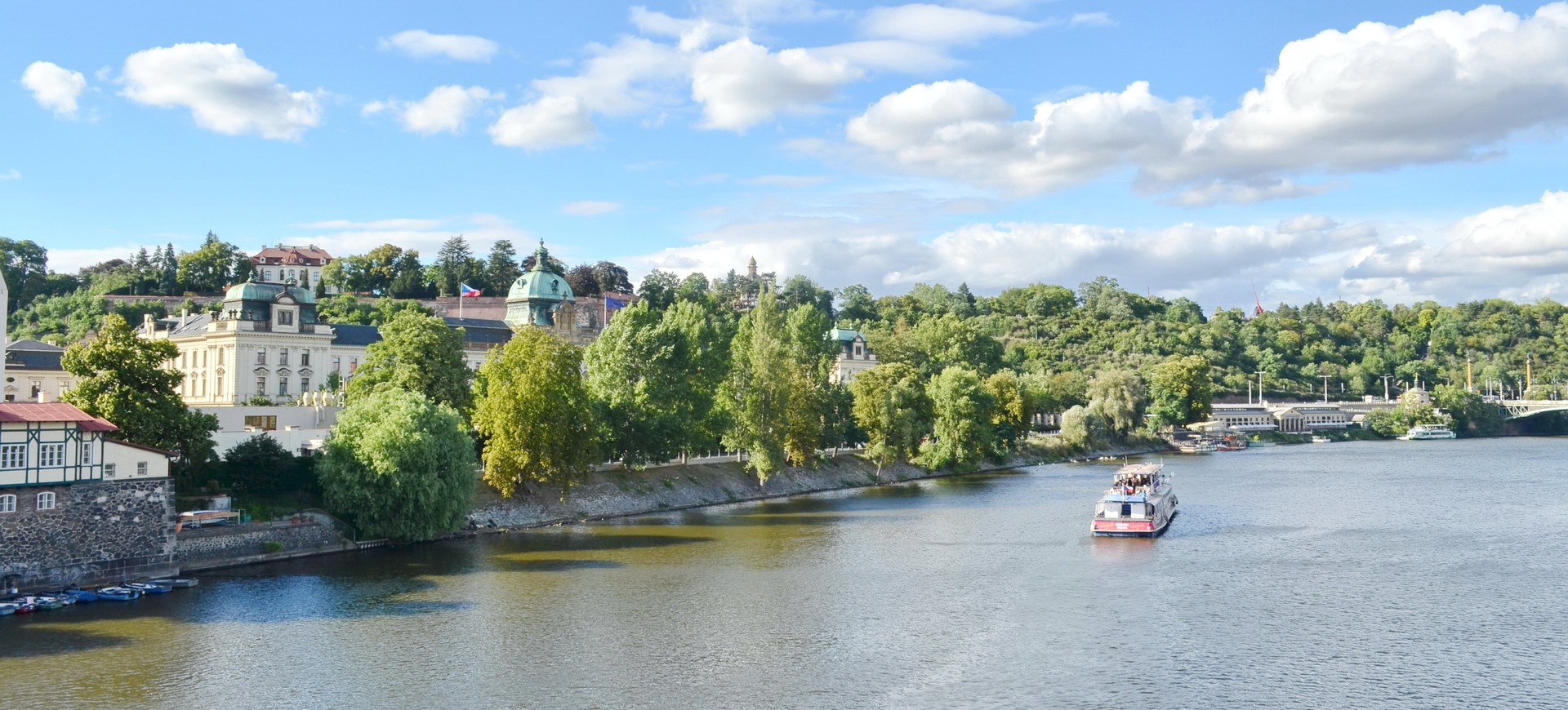 République Tchèque Tchéquie  Prague Rivière Vltava et le Bateau by ZB