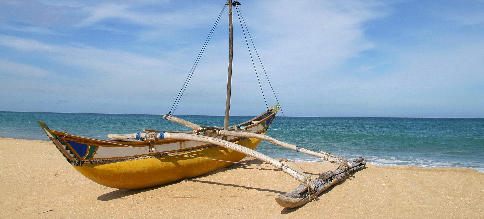 Sri Lanka Négombo Bateau de Pêcheur sur la Plage