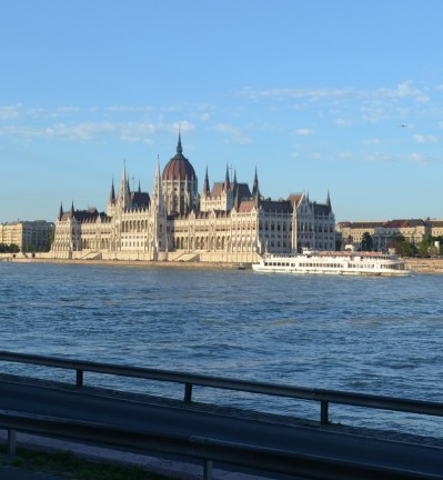 Hongrie Budapest Le Parlement et le Danube by ZB 004