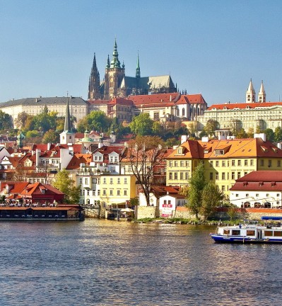 République Tchèque Prague vue panoramique sur Château de Prague depuis la rivière Vltava 002